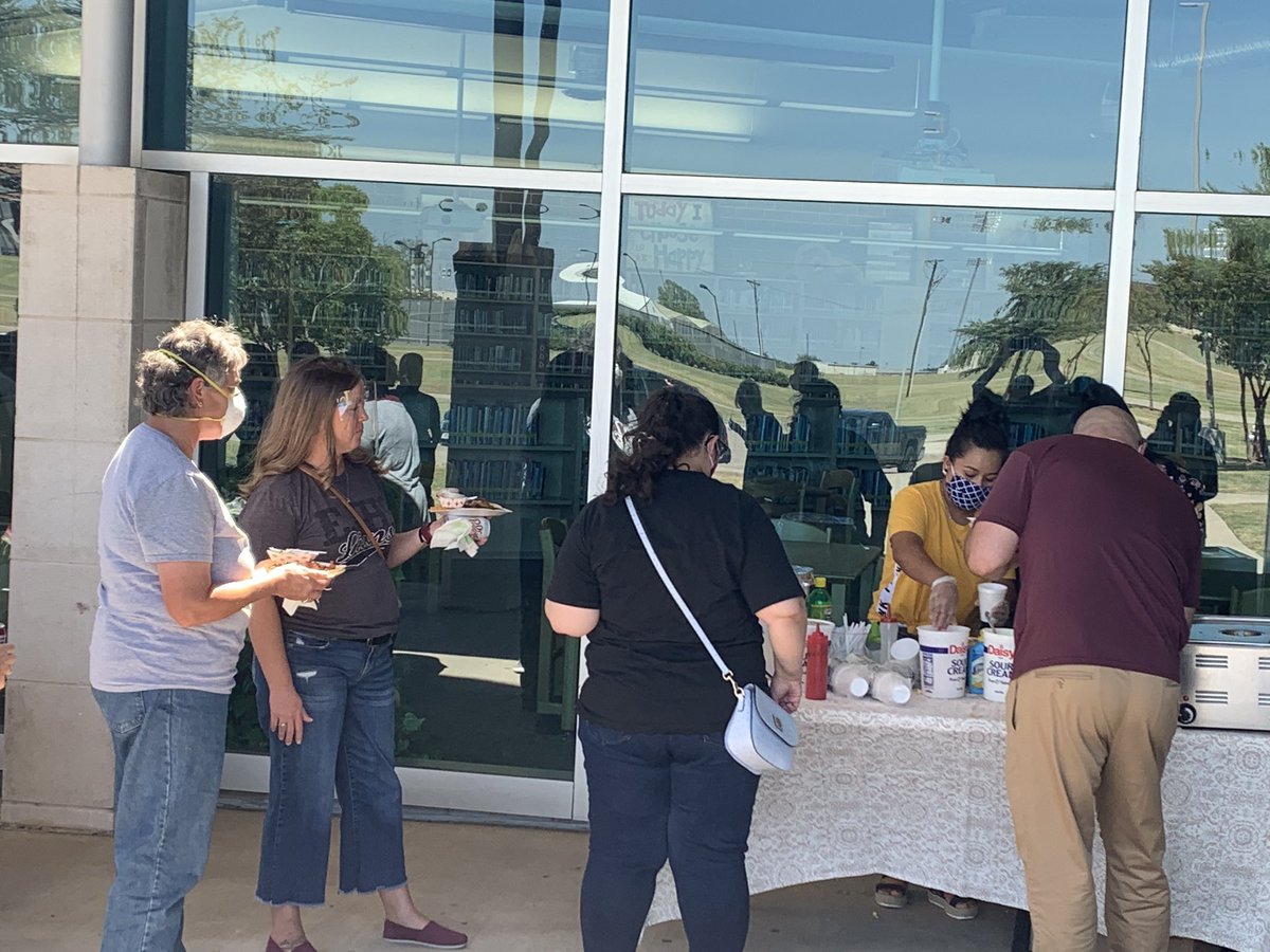 jbaileymath's tweet photo. Street Tacos and Elotes! The way to a teachers heart is food. #WeAreEnnis #elotes #Lions https://t.co/ISlsmNMWlj