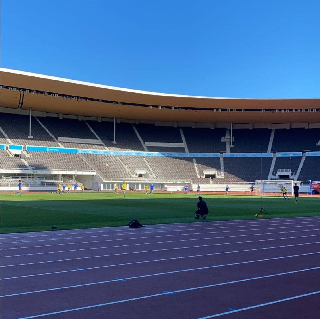 aeanurmi's tweet photo. Oli kunnia päästä treenaamaan ensimmäiset treenit juuri remontoidulla Olympiastadionilla. https://t.co/GCp1vmne6F