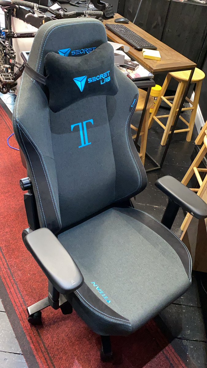 janthonymagic's tweet photo. My new #Secretlab chair is #crazy #gamingchair https://t.co/eQhSxOekvl