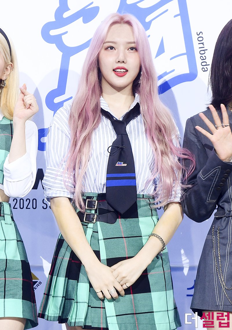 GFSquad__com's tweet photo. [PRESS] @GFRDofficial at the Blue Carpet for 2020 SORIBADA BEST K-MUSIC AWARDS! (1)

#여자친구 #GFRIENDatSOBA https://t.co/Vlz5xOsp40