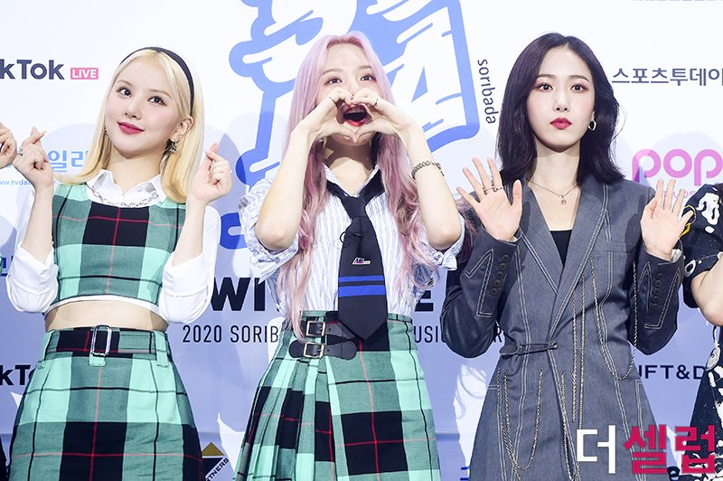 GFSquad__com's tweet photo. [PRESS] @GFRDofficial at the Blue Carpet for 2020 SORIBADA BEST K-MUSIC AWARDS! (2)

#여자친구 #GFRIENDatSOBA https://t.co/LeWCAGJiR8