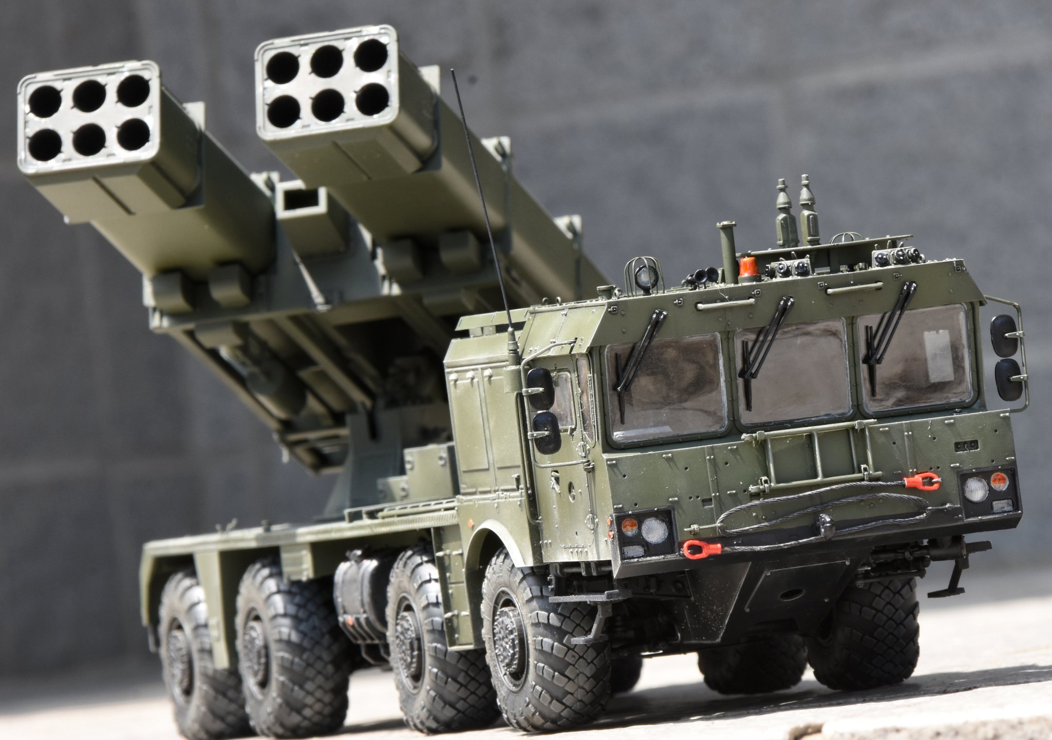 （セール）開催中 人気ブランドも続々プライス 01046 トランペッター 1/35 ドイツ陸軍 じゃ MLRS多連装ロケット 自走砲（SPA）