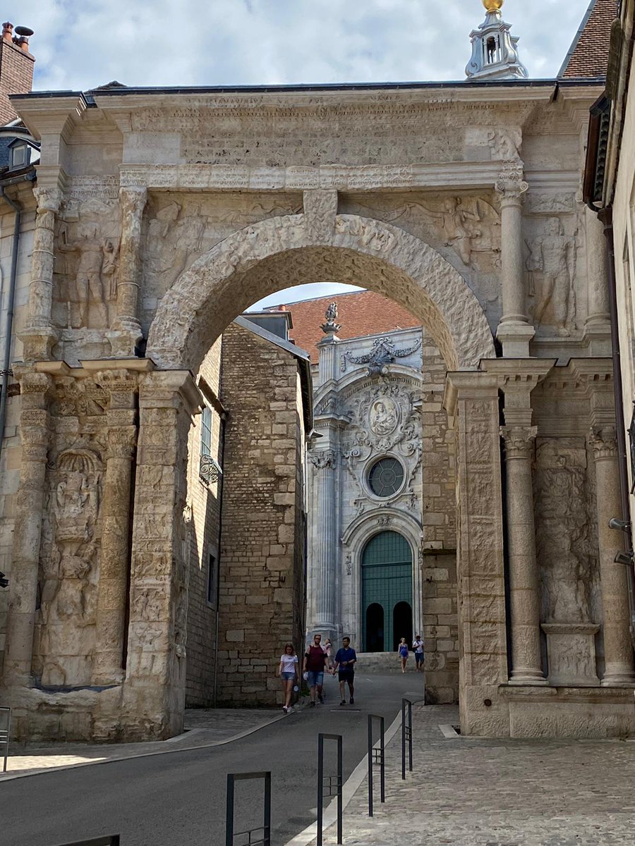 Premiers jours pour les #jeunes arrivés à Besançon. Après une première matinée, visite dessinée et photographiée de la ville l'après midi et hier visite de la <a href="/CitadelBesancon/">Citadelle Besançon</a>. Le chantier de pierres sèches et la #restauration de la cage d'escalier ont débuté sous le soleil...