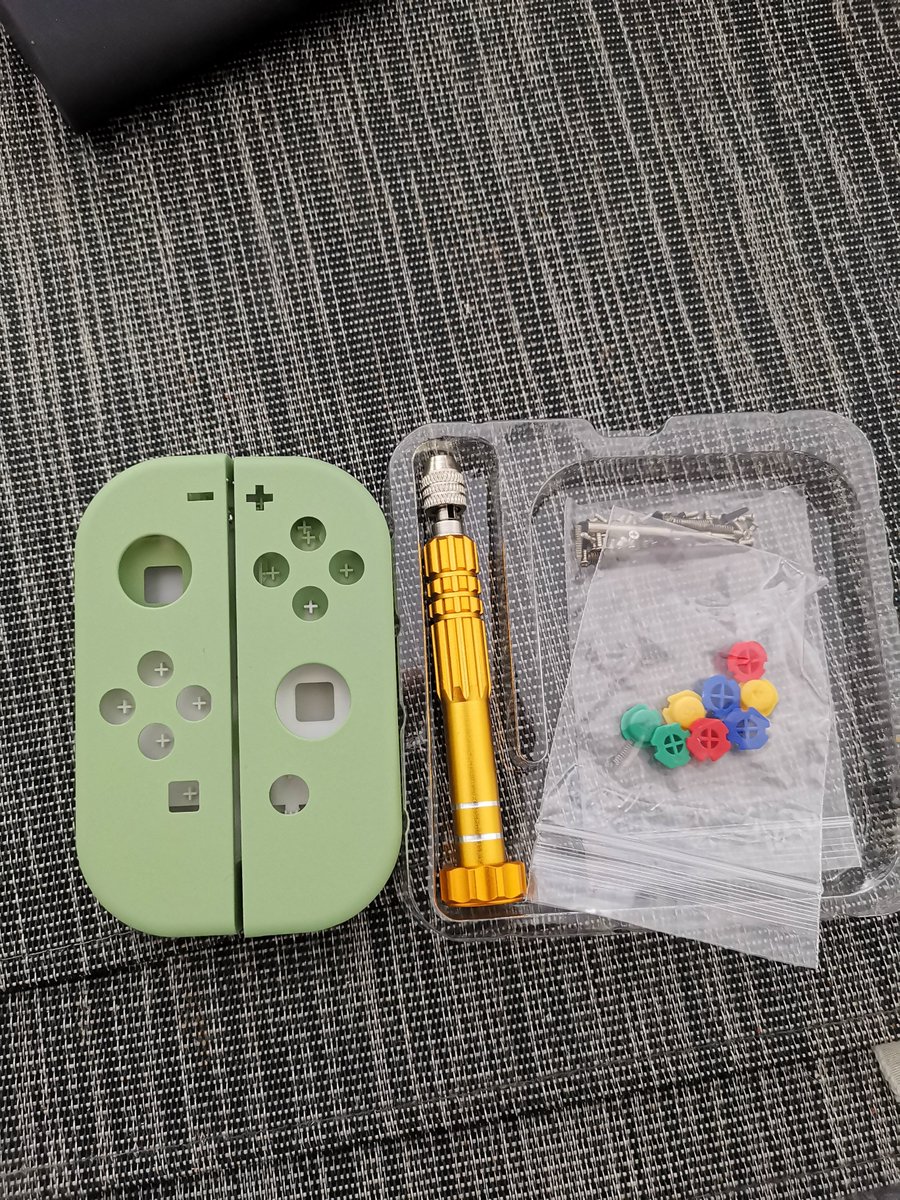 Arceus_90's tweet photo. My joycon shells just came in. Colour looks much nicer in real life. Much more limey and vibrant. Thanks @PerfScore and @ExtremeRate! https://t.co/XlXyJIq8Um