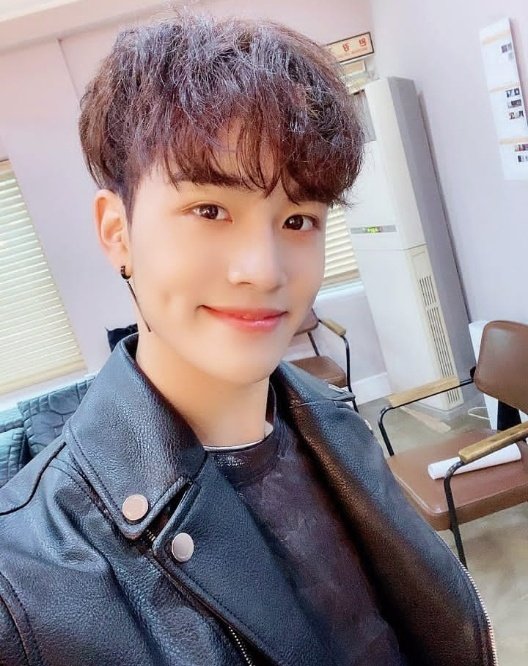 tapp1ng's tweet photo. his dimple is peaking. c'mon baby, don't be shy🤧 https://t.co/FbXfgDkGmV