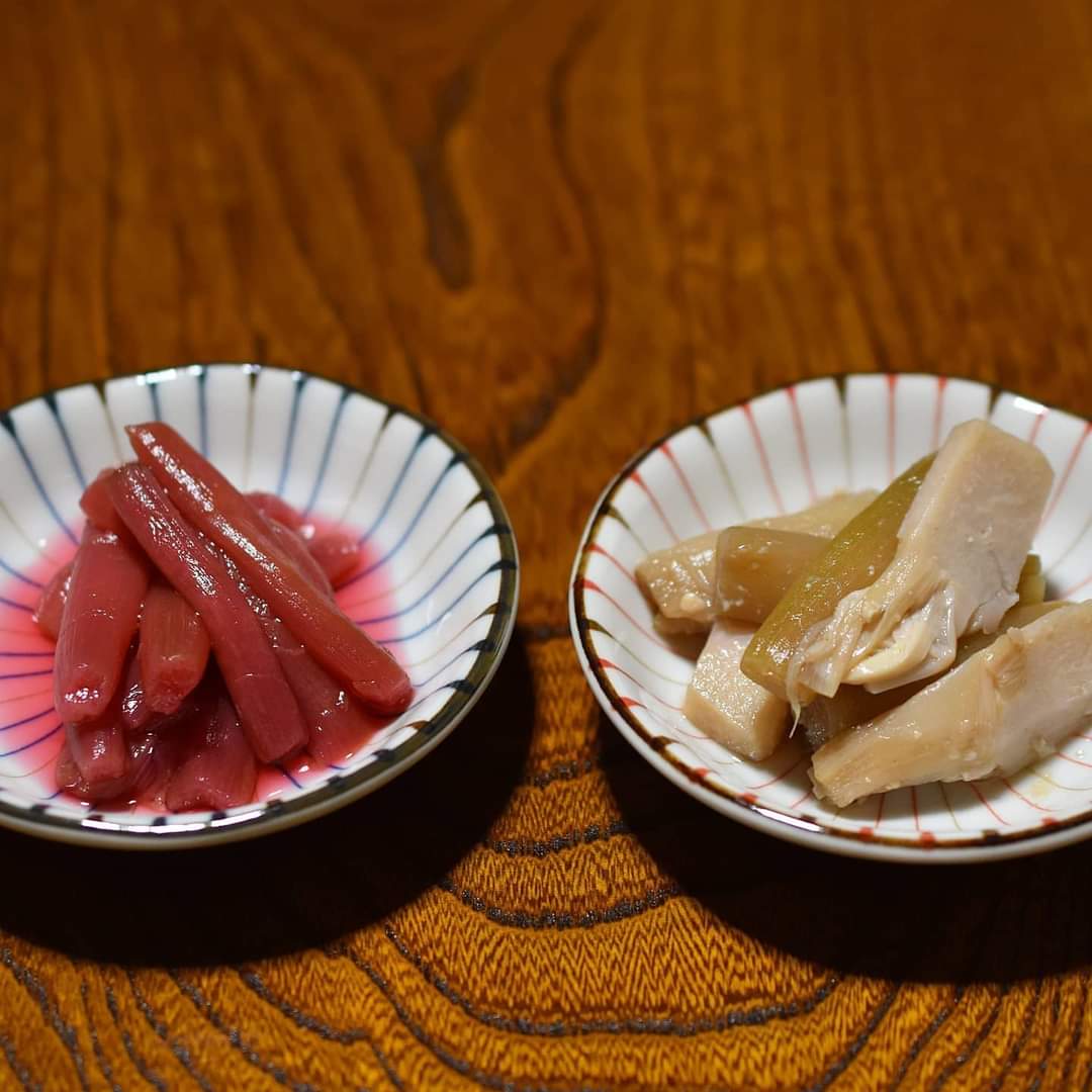okadayukio's tweet photo. #ずいき は #サトイモ の茎
#氷見 では #あかずき といいます
・
#ずいきの酢の物（写真左）
酢に漬けると鮮やかな紅色に
しゃきしゃきです
#ずいきのみそ煮
根元に近い部分（白っぽいのはサトイモ）
とろとろです
#母 #18aug2020 https://t.co/2IemdXVxVs