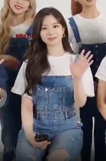 minapallet's tweet photo. A DAHYUN PINTOU O CABELO DE BLACK HAIR EU REPITO A DAHYUN VOLTOU COM O BLACK HAIR MDS https://t.co/fzpeOStDhs