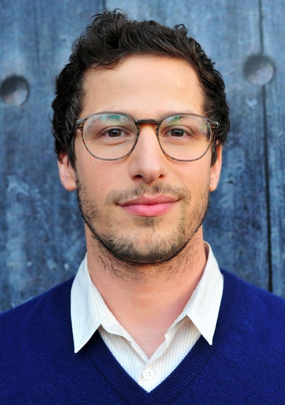 Hoje o parabéns é para o Andy Samberg. O nosso Jake Peralta está completando 42 anos! HAPPY BIRTHDAY ANDY SAMBERG 