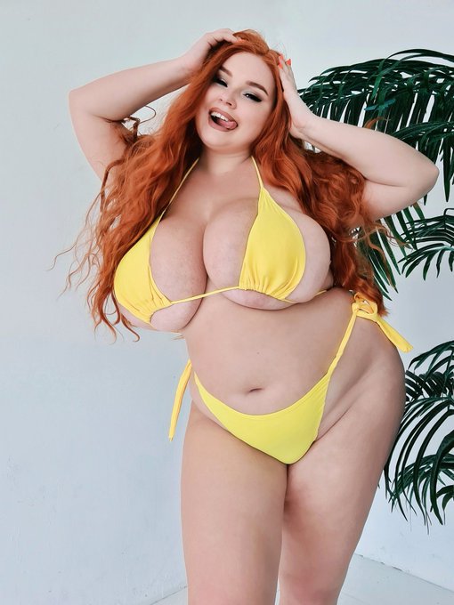 2 pic. Full yellow bikini set you can see on my OnlyFans page? https://t.co/iJjcv5Z1m2