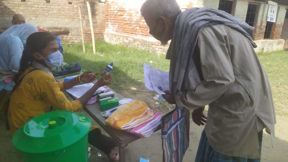 Welthungerhilfe's tweet photo. In #Nepal versorgen wir in der Corona-Krise besonders betroffene Menschen. Trotz des Lockdowns konnten unsere Partner in #Siraha in Abstimmung mit lokalen Behörden Nahrungsmittel- und Hygienepakete an 140 Familien verteilen. @WHHNepal @SABALNEPAL #AasamanNepal #ForwardNepal https://t.co/TszZg3s4dN