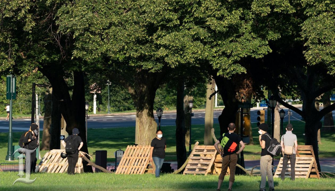 The Philadelphia Inquirer On Twitter Protesters Are Still Gathering At The Benjamin Franklin Parkway Encampment And Have Blocked Off Lanes Of Traffic Https T Co Jcicm3qyug