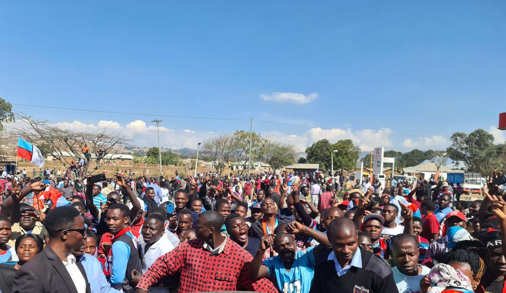 TheRealJongwe's tweet image. UMATI huu unamsubiri MBEBA  MAONO muda huu eneo la MLIMA NYOKA nje ya jiji la MBEYA... #TukutaneOktoba28#TutashindaNaTutatangwazwa #SasaBasi#NIYEYE2020