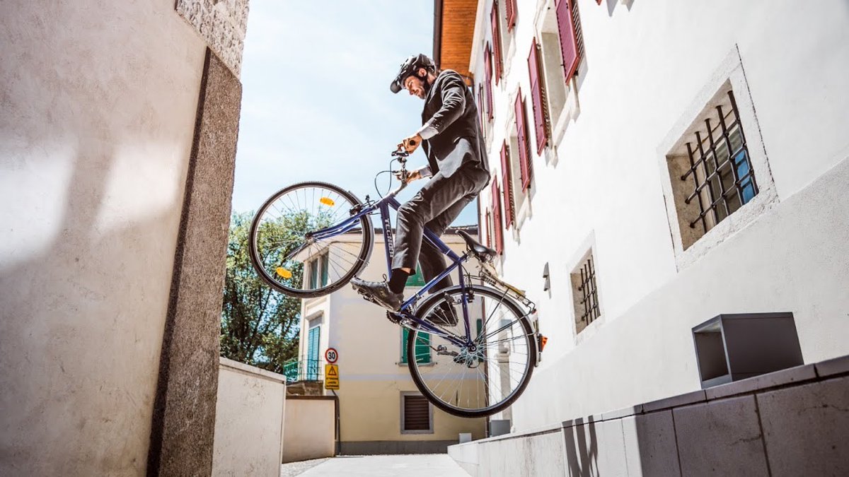 mtbnews's tweet photo. „Always Late“ mit Andrea Maranelli: Fette Trial-Action mit der alten City-Möhre - https://t.co/90JPe6NbMf https://t.co/qjXTX34Ege