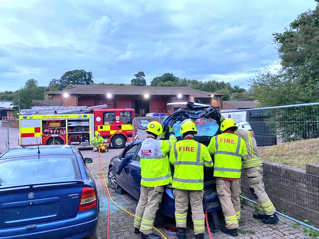 NewtownFireStn's tweet photo. A crew of our Development Firefighters working hard on a practical session with the SLOs last night - good work guys! #teammaww #trainhardrescueeasy https://t.co/kXTsdN2xcX