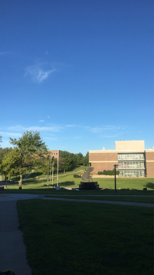 MWSUAdmissions's tweet image. Day 2 MWSU! It’s another beautiful morning. If your mom was mad at you for not sending a first day pic yesterday, we got you covered. Stop by one of our Griffon Guide stations today #TogetherWeSucceed
