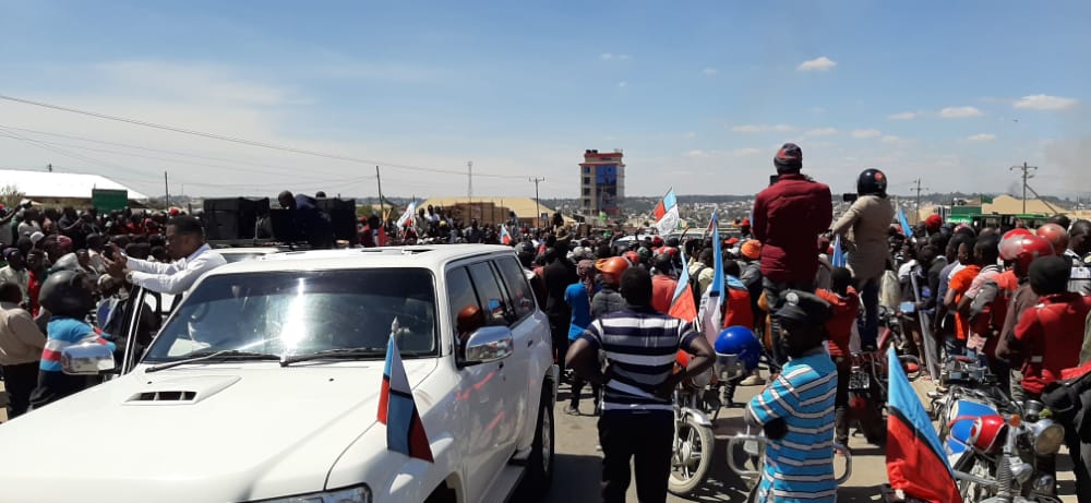 MhangaTalanta's tweet image. Hatimaye nimeuona Muujiza Unaoishi.Mgombea Wa Uraisi Kwa tiketi ya Chadema @TunduALissu na Makamu Wake Salumu Mwalimu. Wakisalimiana na Wananchi Wa Mafinga alipokuwa anatoka Iringa Mjini Kwa zoezi maalumu la Kuomba Udhamini
#Niyeye2020
#SasaBasi 
#PeoplesPower