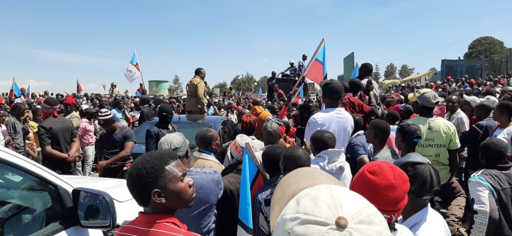 MhangaTalanta's tweet image. Hatimaye nimeuona Muujiza Unaoishi.Mgombea Wa Uraisi Kwa tiketi ya Chadema @TunduALissu na Makamu Wake Salumu Mwalimu. Wakisalimiana na Wananchi Wa Mafinga alipokuwa anatoka Iringa Mjini Kwa zoezi maalumu la Kuomba Udhamini
#Niyeye2020
#SasaBasi 
#PeoplesPower