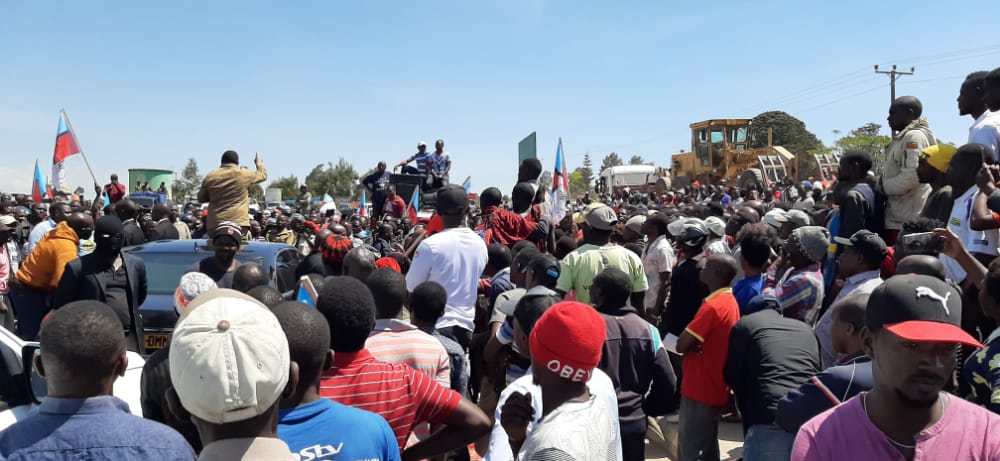 MhangaTalanta's tweet image. Hatimaye nimeuona Muujiza Unaoishi.Mgombea Wa Uraisi Kwa tiketi ya Chadema @TunduALissu na Makamu Wake Salumu Mwalimu. Wakisalimiana na Wananchi Wa Mafinga alipokuwa anatoka Iringa Mjini Kwa zoezi maalumu la Kuomba Udhamini
#Niyeye2020
#SasaBasi 
#PeoplesPower