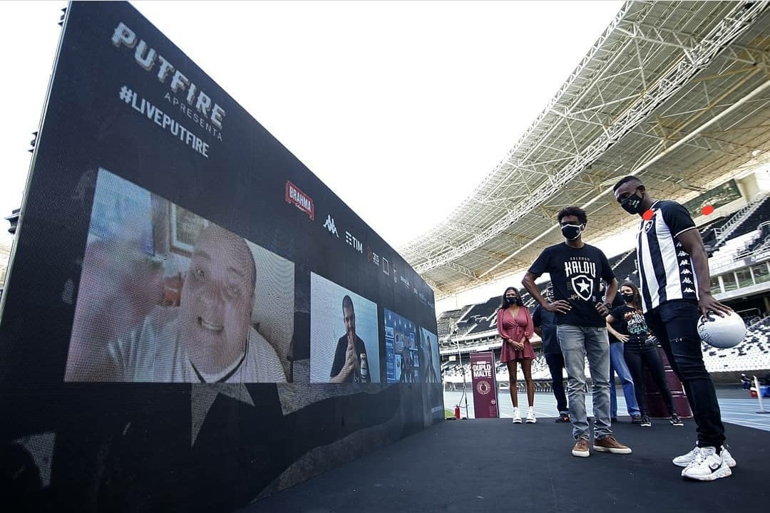 zefogareiro's tweet photo. E quando você tem o privilégio de mandar o papo direto pro novo craque do Fogão, Zé? Fod#@* demais participar disso, Zé. Com a apresentação dos incríveis @fernandamaia88 e @lapena então... Perfeito! Valeu pelo registro, craque das lentes @foto_vitorsilva.
#liveputfire https://t.co/fhHoC4GZUg