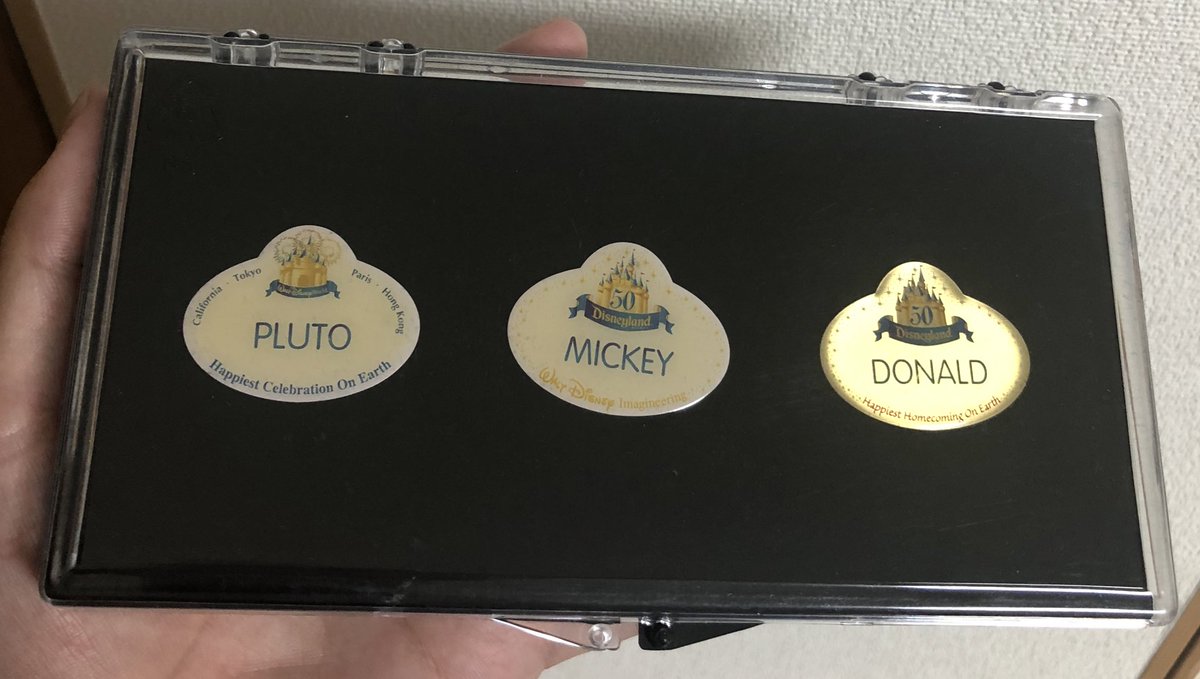 D93 Magic Goes On V Twitter 10年以上前に手に入れた アナハイム50周年の時にディズニーランドとイマジニアリング ウォルトディズニーワールドでそれぞれのキャスト が付けていたネームタグのデザインのピンバッジセットが出てきました