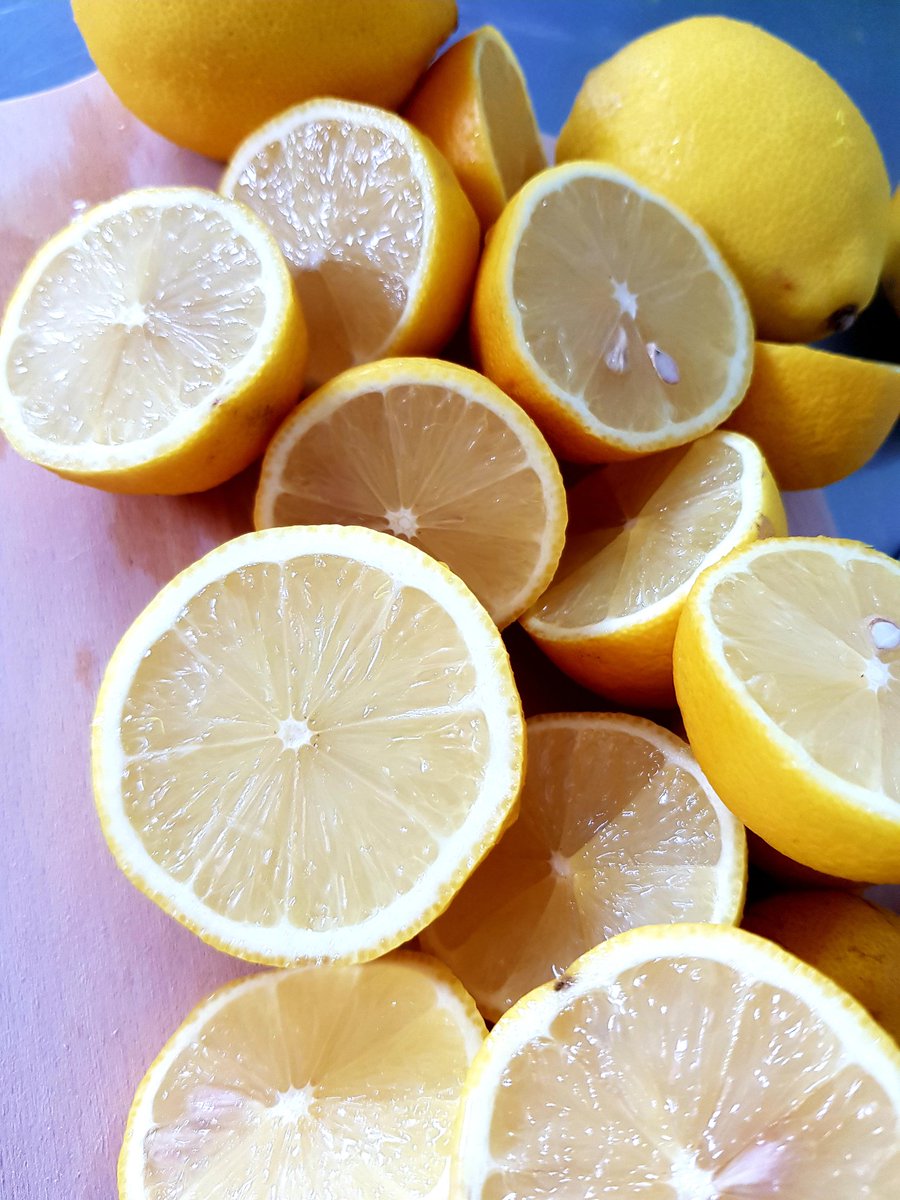 MrsB_Queen's tweet photo. When life gives you lemons make #lemoncurd 😋 https://t.co/5S59C42X98