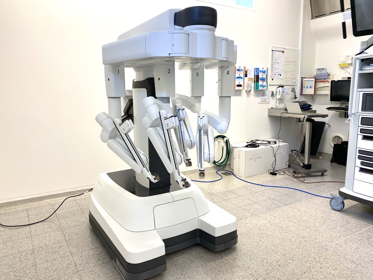 DaVinci, som vores nye robot hedder, skal assistere vores dygtige kirurger med at operere patienter med kræft i tyk- og endetarm og ved gynækologiske operationer. Det kommer vores patienter til gavn! <a href="/HeinoKnudsen/">Heino Knudsen</a> #sundpol #worksmart #sammenom