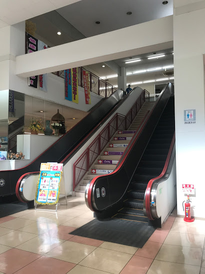 アシマネ En Twitter 明治屋ジャンボ市久留米インター店 久留米市東合川5 1 3号 地場のホームセンターハンドメーク久留米 インター店の建物 91年建替 に94年から居抜き 1fをスーパーとして使っている 運営元明治屋食品は びっくり市 の明治屋産業とは別の会社