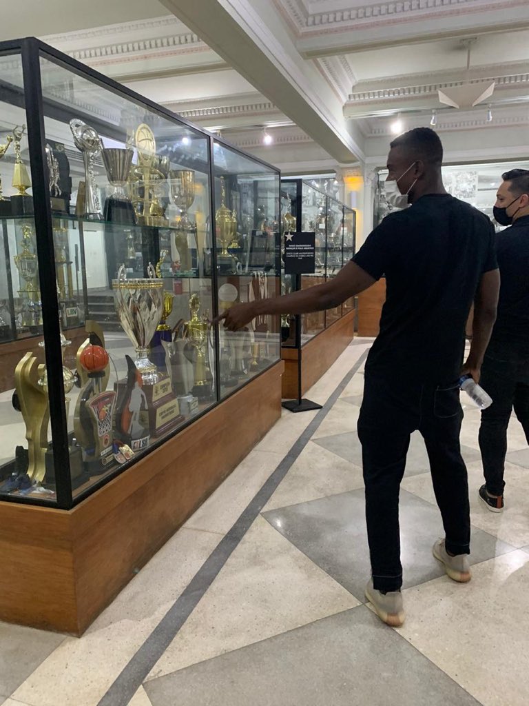 Kalou já respira BOTAFOGO! Craque conheceu a sede de General Severiano e o Centro de Memória do clube que é mais tradicional! 🔥 #PutFire