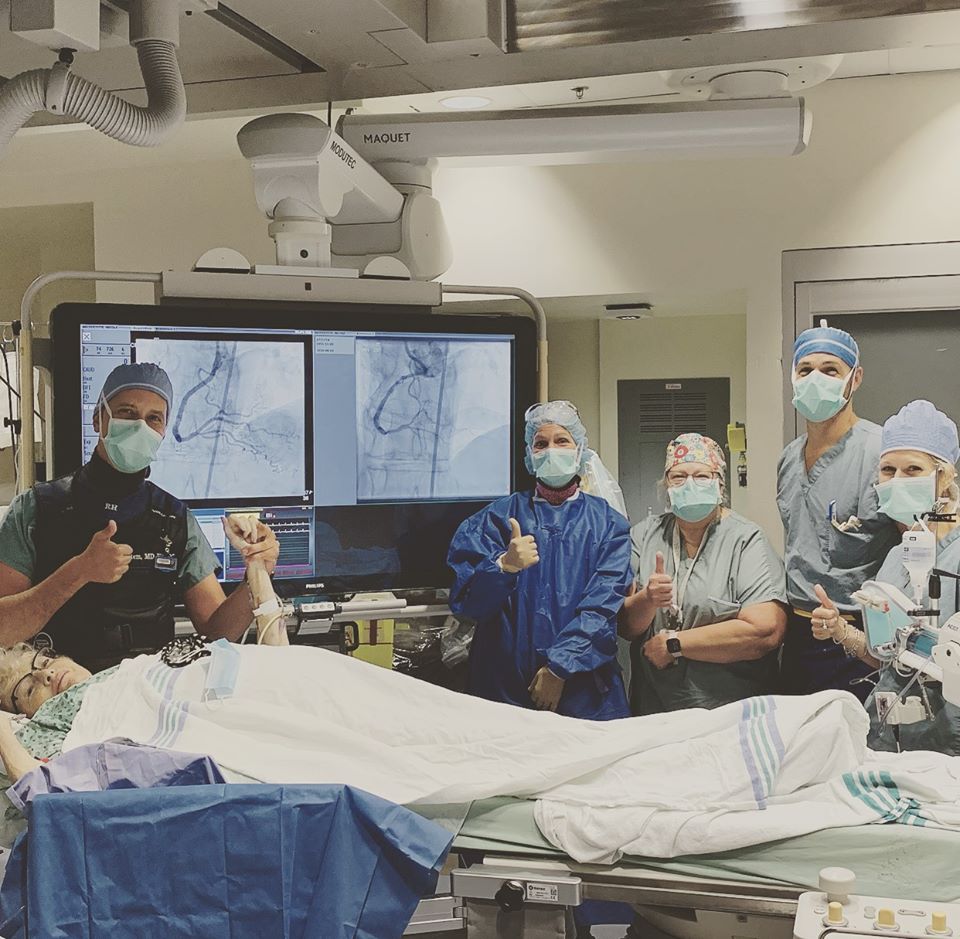 Première canadienne 🇨🇦 : un tout nouveau microcathéter, conçu pour améliorer et faciliter le déblocage des artères coronariennes, a été utilisé avec succès par le cardiologue Raja Hatem à l’Hôpital du Sacré-Cœur-de-Montréal. #HSCM #cardiovascular▶️ lactualite.com/actualites/un-…