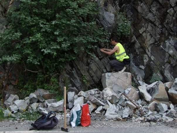 nickmwroberts's tweet photo. #GeoHammerTime Norway is made of proper rock requiring proper hammers https://t.co/0c6wLjjB5r