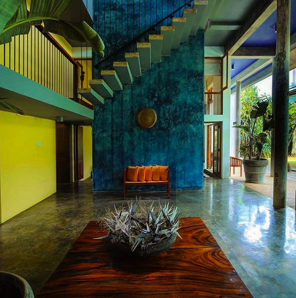 inspired_luxury's tweet photo. This @elitehavens Villa is an interior dream, inspired by the coral coloured sands of the surrounding Thambapanni Beach and cleare azure skies - the perfect balance of space and moods, places and hues ☁️💙 #Villalife #srilanka #shadesofblue #design https://t.co/B5bByl04ED