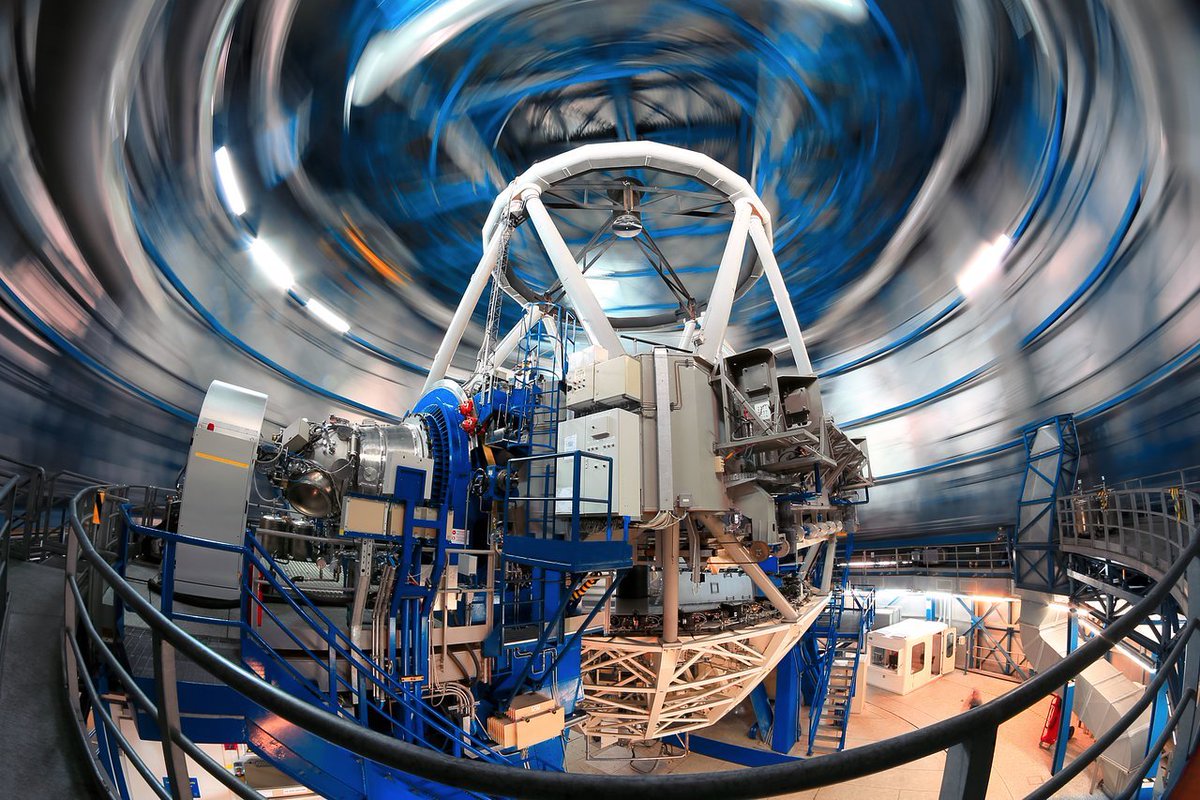 1/ Hi there! Yesterday I showed you around the Paranal summit and the residencia. Today we’ll see the telescopes from the inside, and you’ll learn why they have so many different instruments. Grab your safety helmet and let’s go!(ESO/F. Char)