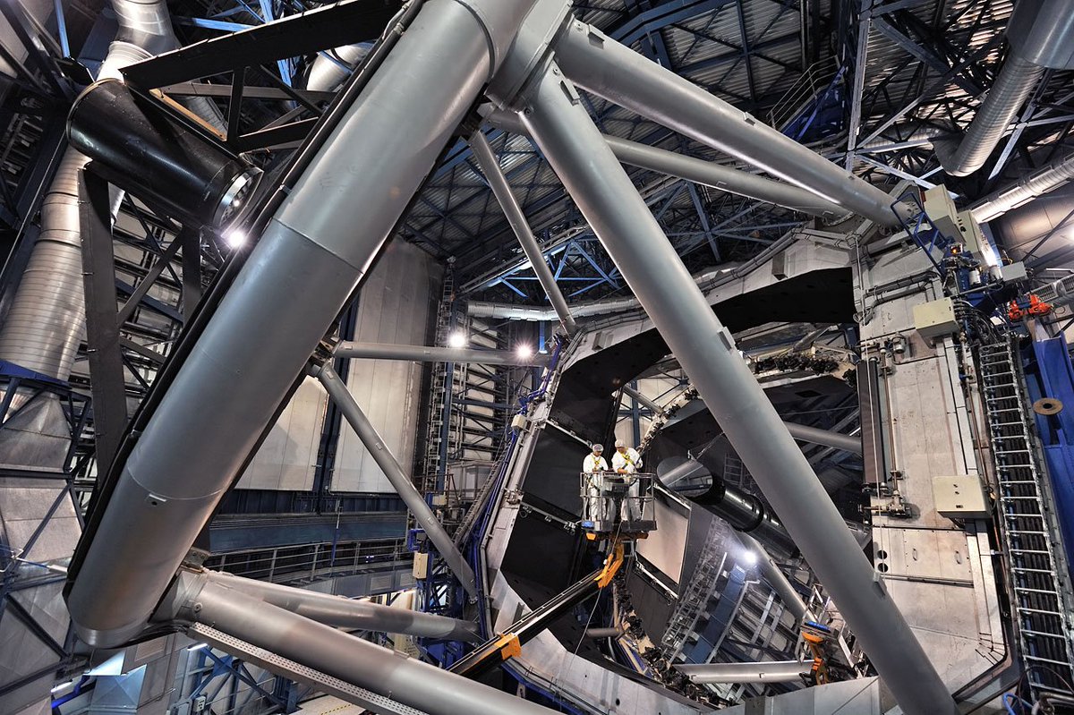 2/ This is how one of the Unit Telescopes looks like from the inside. The primary mirror is 8.2 m wide! It’s coated with a thin reflective layer of aluminium. Can you guess how much aluminium is needed? Don’t cheat! I’ll tell you at the end of the thread :-) ESO/G. Hüdepohl