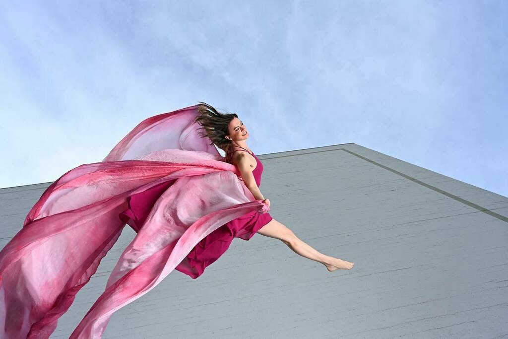 Lovely @bandalooping dancer @swanstagrams arches gracefully over my camera position in a crane to create immersive, wonderfully mesmerizing patterns in the air. BANDALOOP performers turn the dance floor sideways and literally dance in a vertical environm… instagr.am/p/CEB8-fSAhz7/