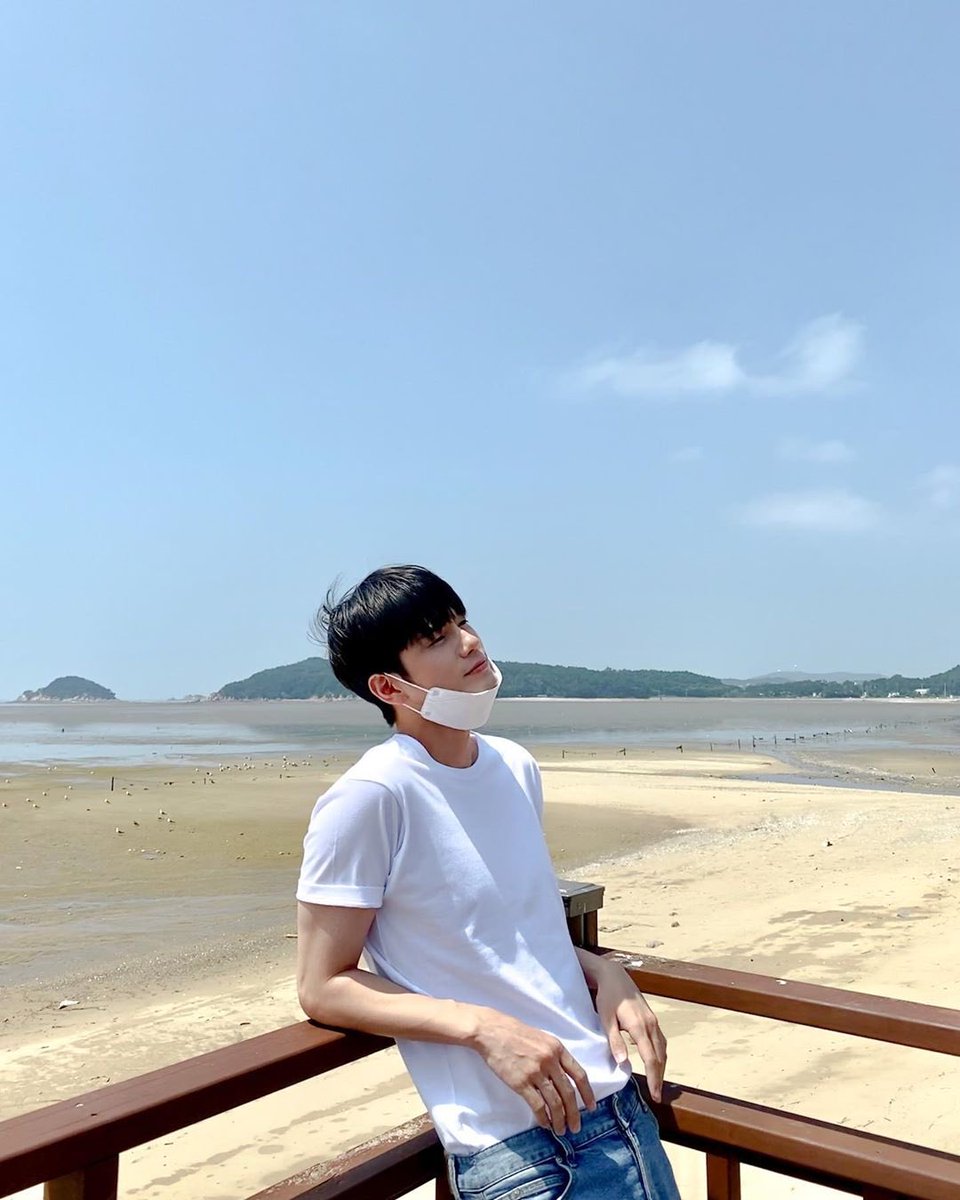 wanni55's tweet photo. ชอบพี่ ใส่สีขาวนะ มีออร่า เหมือนไม่ใช่มนุษย์อ่ะ เหมือนมีปีกลอยมาจากสวรรค์ https://t.co/nd7Vk9rYyr