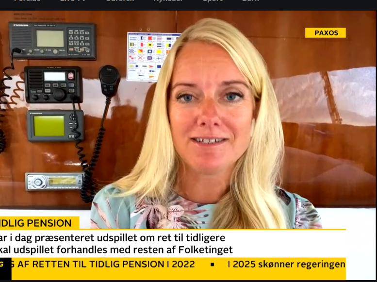 KristianMadsen's tweet photo. Pernille Vermund kommenterer tidlig tilbagetrækning direkte fra en yacht i det græske øhav. 😎🏝️ #dkpol https://t.co/Rfs7xwiDRU