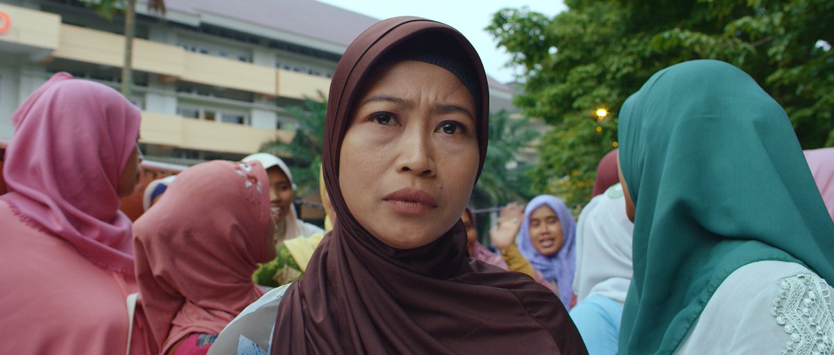 hafilova's tweet photo. Mau tau yg lebih bahaya ketimbang emak2 naik matic? Yap, emak2 noob internet bersatu 
julidin anak tetangga di bak truk. "Tilik" mjd 30 menit  menyenangkan. Susah u/ ngga tersenyum ketika sutradara Wahyu Agung Prasetyo dgn cerdas main2 satir sosial bersama casting jempolan. 4/5 https://t.co/qW0oYXme2R