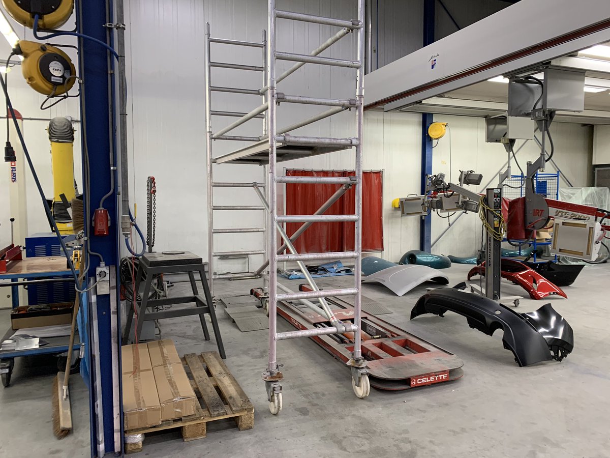 eastherhoumes's tweet photo. Vandaag op werkbezoek bij @BergAutoschade met directeur @FOCWA @JobaCDA en bestuur CDA Vlissingen. Mooi om een kijkje achter de schermen te nemen bij “ongelukjes” zoals een gedeukte bumper, lakschade of kapotte spiegel! #vandenberg #focwa #cda #teamcda https://t.co/CechvQptje