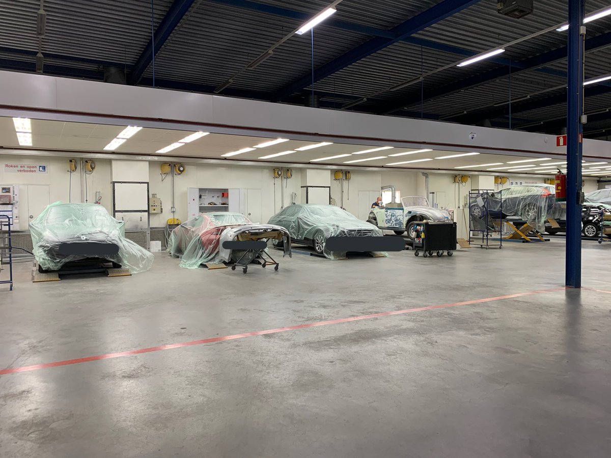 eastherhoumes's tweet photo. Vandaag op werkbezoek bij @BergAutoschade met directeur @FOCWA @JobaCDA en bestuur CDA Vlissingen. Mooi om een kijkje achter de schermen te nemen bij “ongelukjes” zoals een gedeukte bumper, lakschade of kapotte spiegel! #vandenberg #focwa #cda #teamcda https://t.co/CechvQptje