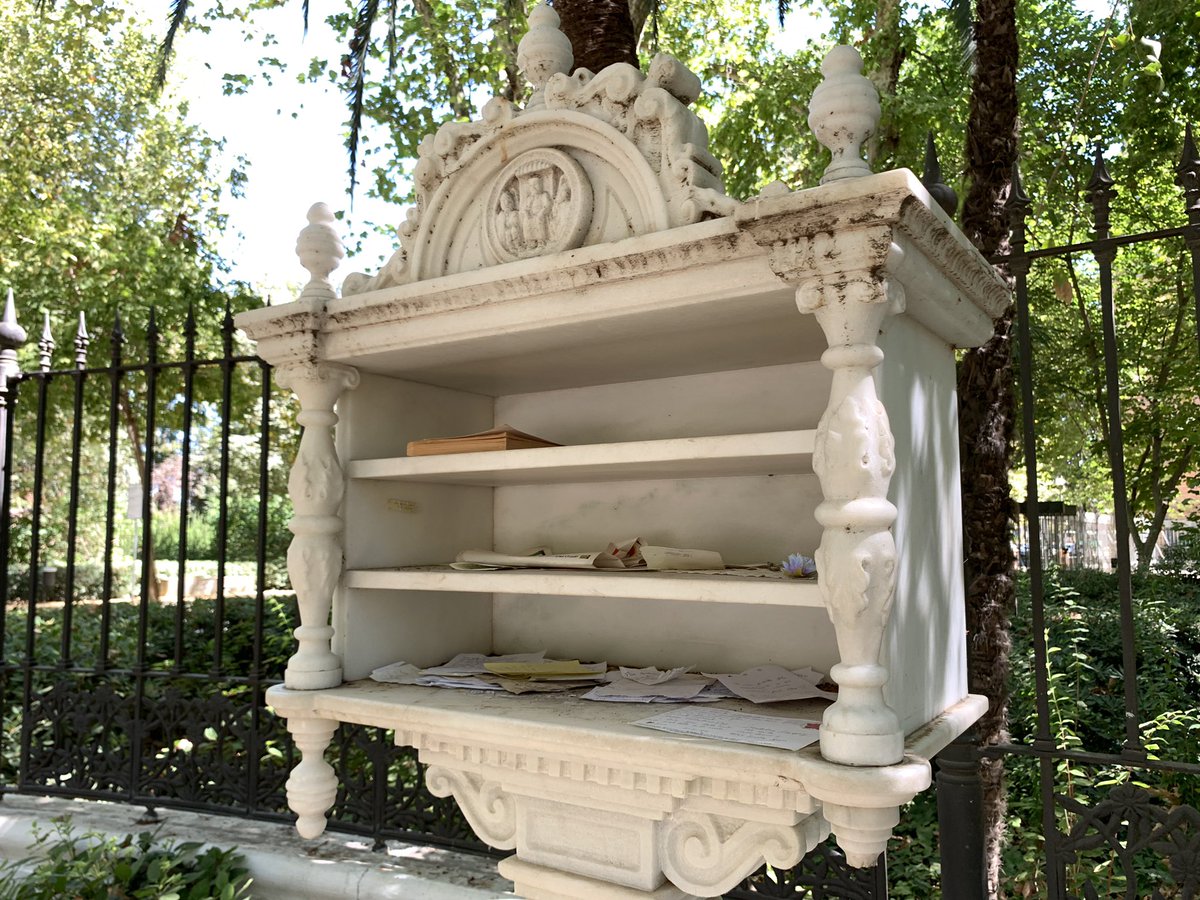 Jose_de_leon's tweet photo. La expresión de amor tan vacía, incívica y contaminante del candado en el puente tiene su alternativa más creativa, sostenible y romántica en las declaraciones escritas que descansan en el anaquel de la Glorieta de Bécquer junto al espíritu de quien mejor definió el amor. https://t.co/yF7ptyQtVZ