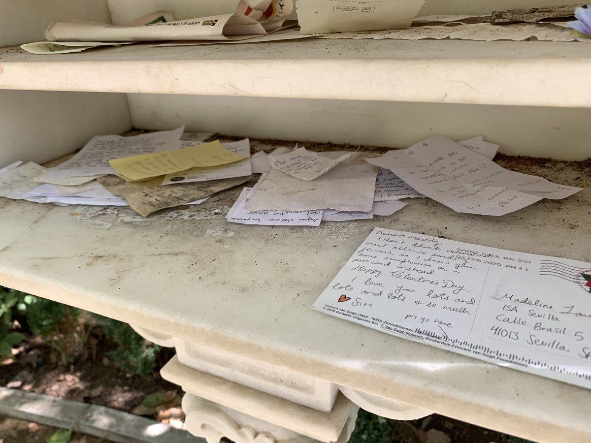 La expresión de amor tan vacía, incívica y contaminante del candado en el puente tiene su alternativa más creativa, sostenible y romántica en las declaraciones escritas que descansan en el anaquel de la Glorieta de Bécquer junto al espíritu de quien mejor definió el amor.