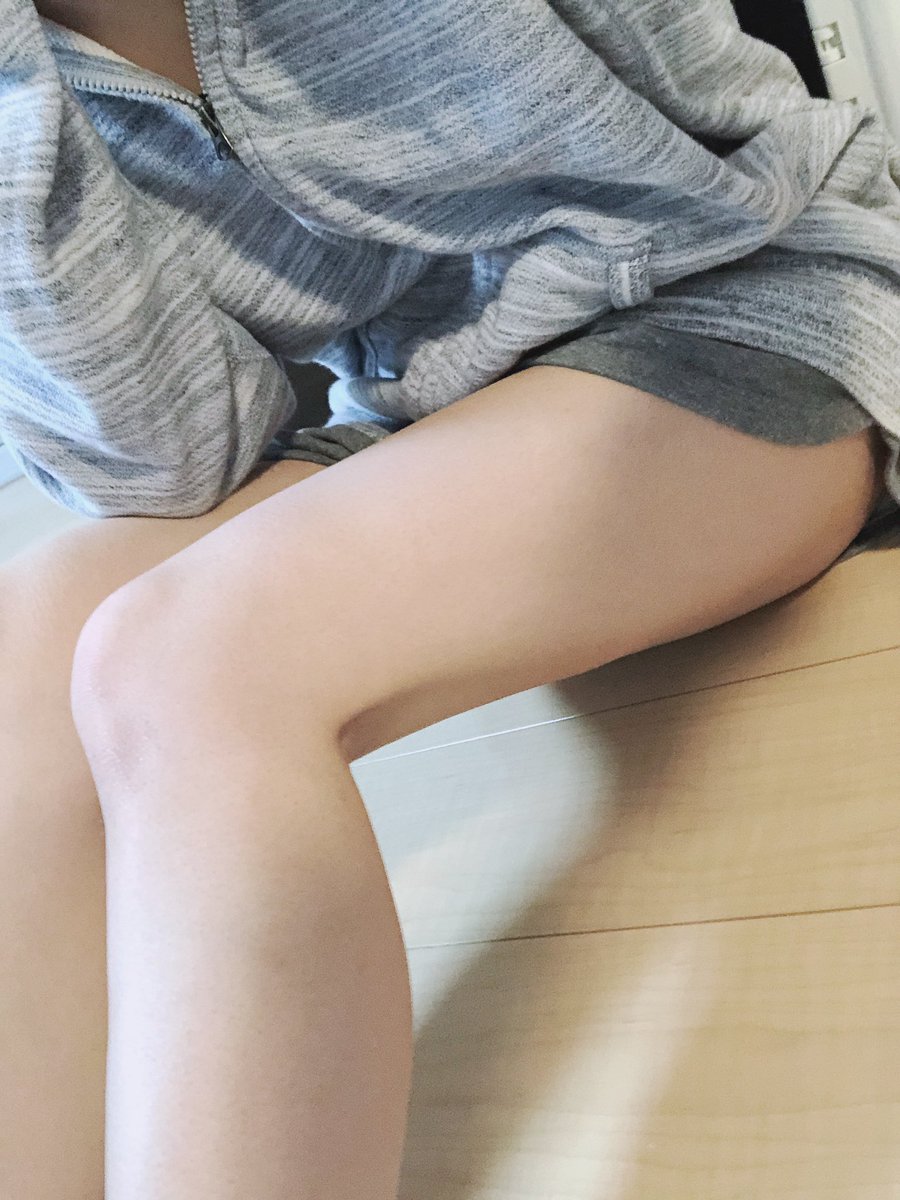えっちぃ写真を載せて欲しいらしい💫
#太もも
#嫁フェチ
#ショーパン
#生足