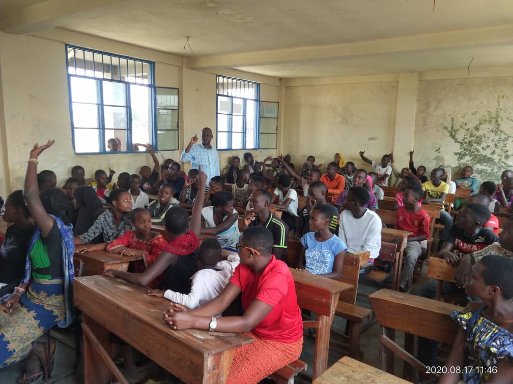 Bujaprov2025's tweet photo. #Burundi. Encadrement des élèves en vacances.
Les zones de la @mairibuja organisent des séances de formation sur le patriotisme, la lutte  contre le Sida et la covid-19. Des travaux manuels sont également prévus à savoir le curage des caniveaux et la fabrication des briques. https://t.co/RrmC6sclV8