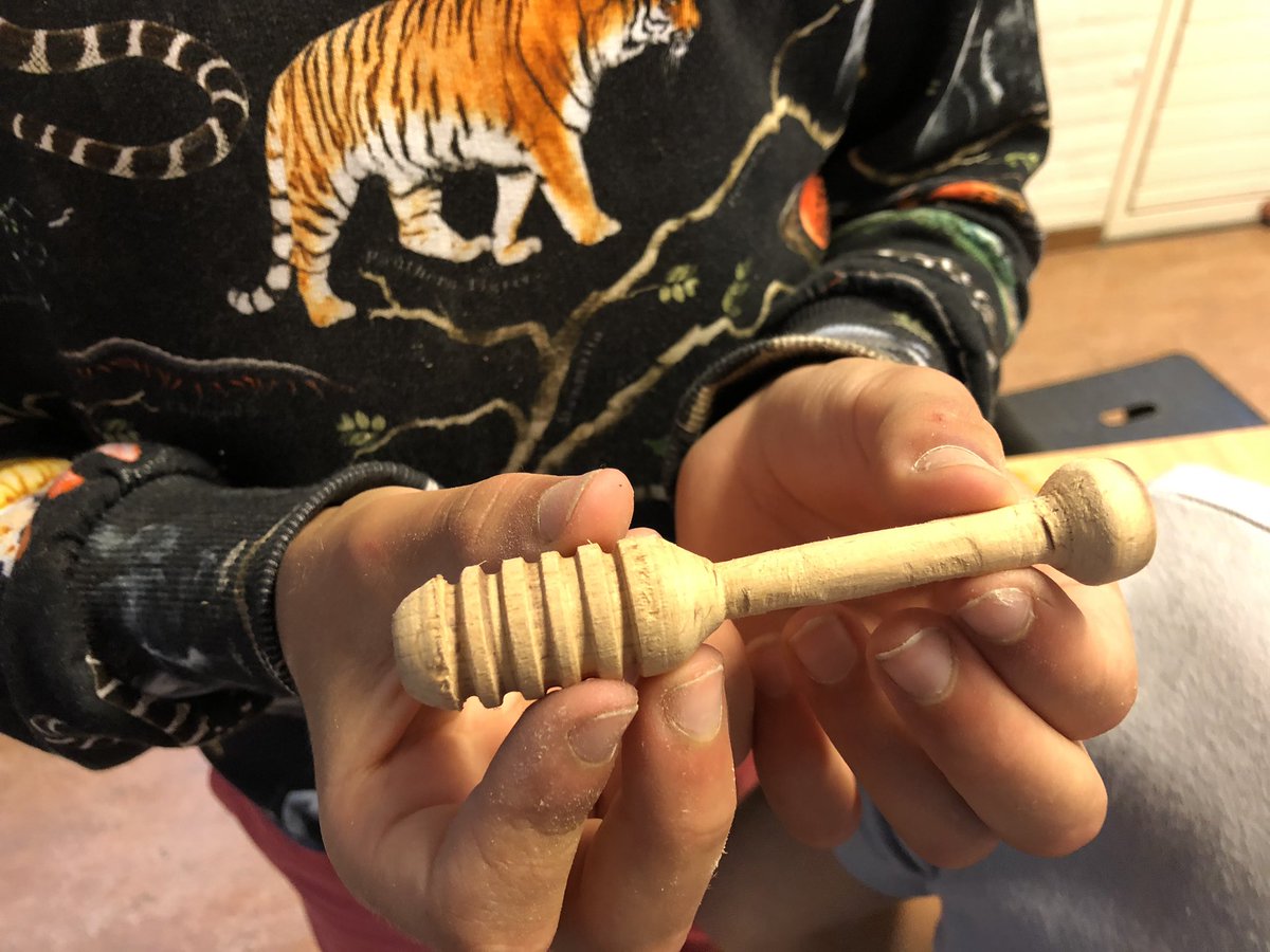 digihelden's tweet photo. Vandaag op de Zomerschool in Hilvarenbeek: aan de slag met kolomboren, elektrische figuurzagen en draaibanken. Er werden onder meer raketten gemaakt en honinglepeltjes. #benmaker https://t.co/RyDDJLpbXL