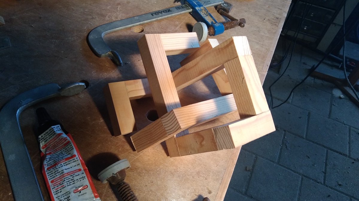 Of course the last one is trickier to fit correctly. Fortunately there are different possible arrangements so I chose the one that showed the best fit. Then there's a bit of glue to remove and some sanding, but that's it. Don't know if I should paint it...