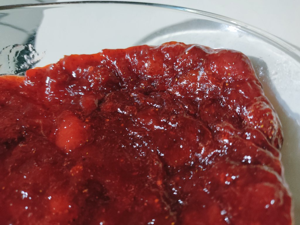 GochitaDulce's tweet photo. Fresas, el rojo pasión que todos queremos! #BenditoDia 

Las fresas en mermelada te dan la porción exacta de energía y vitalidad que mereces, en especial en días como hoy en #Merida fríos y lluviosos.

Consiéntete con #MermeladasArtesanales #GochitaDulce #Merida #HechoenMerida https://t.co/MEdfjI6yPv