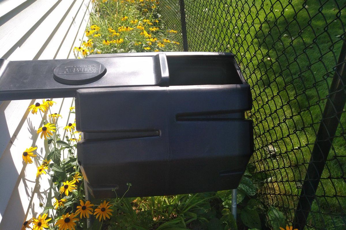 Kwwards's tweet photo. Working on our sustainable garden set up! Use the rain barrel for water and for fertilizer: kitchen compost ➡️ garden  ➡️ dinner ➡️ kitchen compost 🔄. https://t.co/p9QZHaJd79