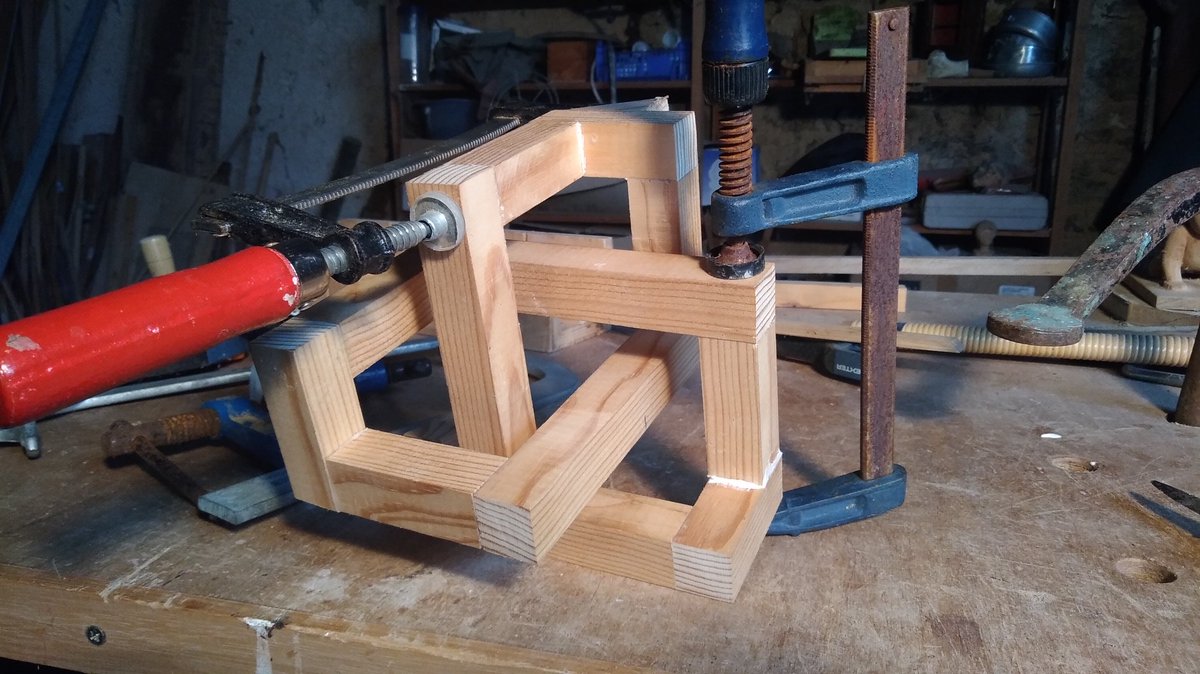 Of course the last one is trickier to fit correctly. Fortunately there are different possible arrangements so I chose the one that showed the best fit. Then there's a bit of glue to remove and some sanding, but that's it. Don't know if I should paint it...