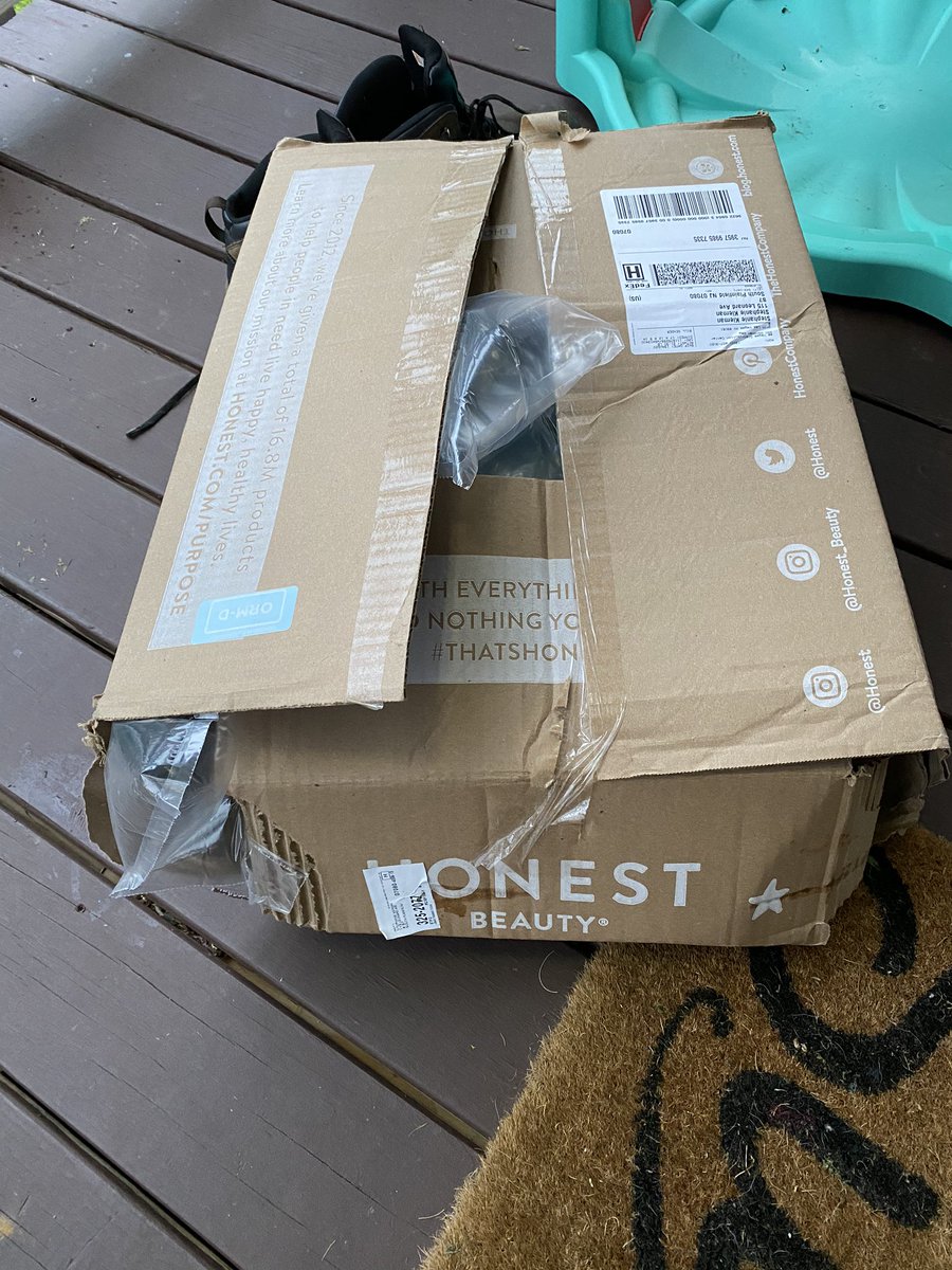 StephG194's tweet photo. @Honest @FedEx @FedExHelp  is this how I should be expecting packages in the future?! This is insane! https://t.co/yZOIZb4ha8
