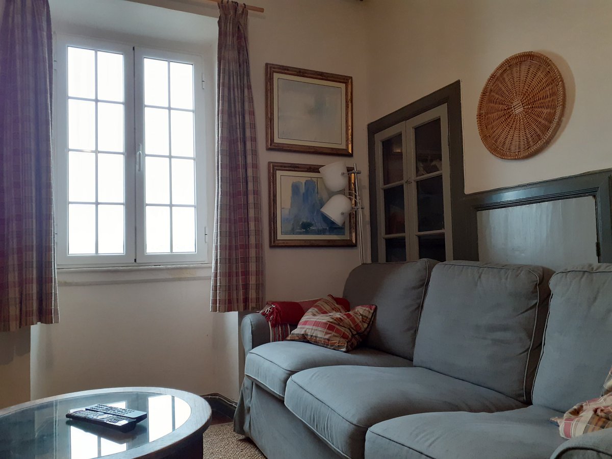 As I suspected, Rodrigo isn't from Azores. He is from Porto, and I guess bought this beautiful house for his retirement, he tops up his income renting some rooms. He tells me they had 5 weeks of splendid weather, but today it is shit. End of summer he says. Time for reading.37/n